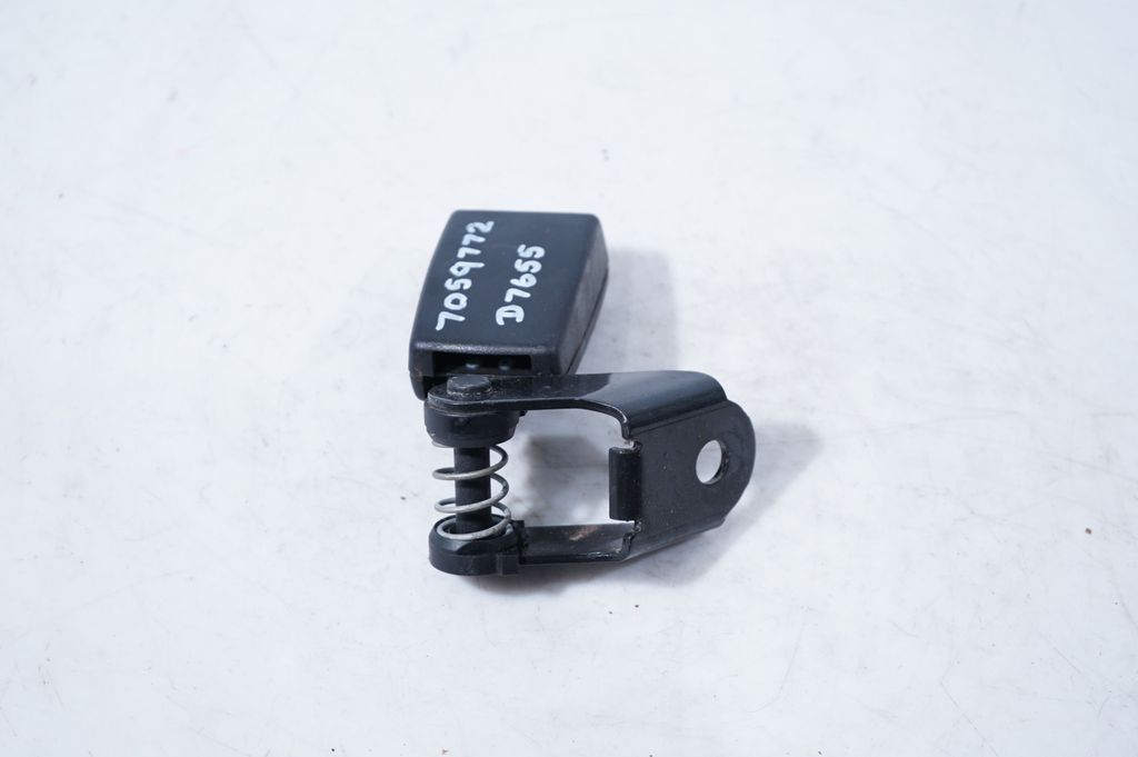 Rear seatbelt buckle (4)