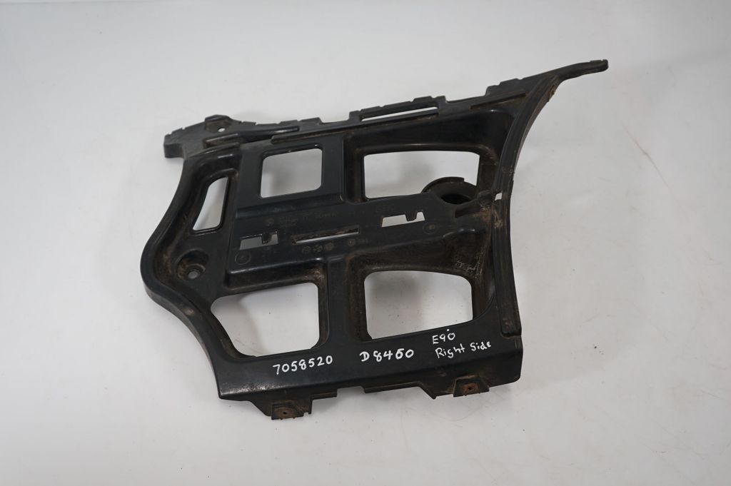 Rear bumper mounting bracket