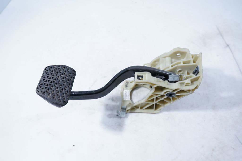 Brake pedal (5)