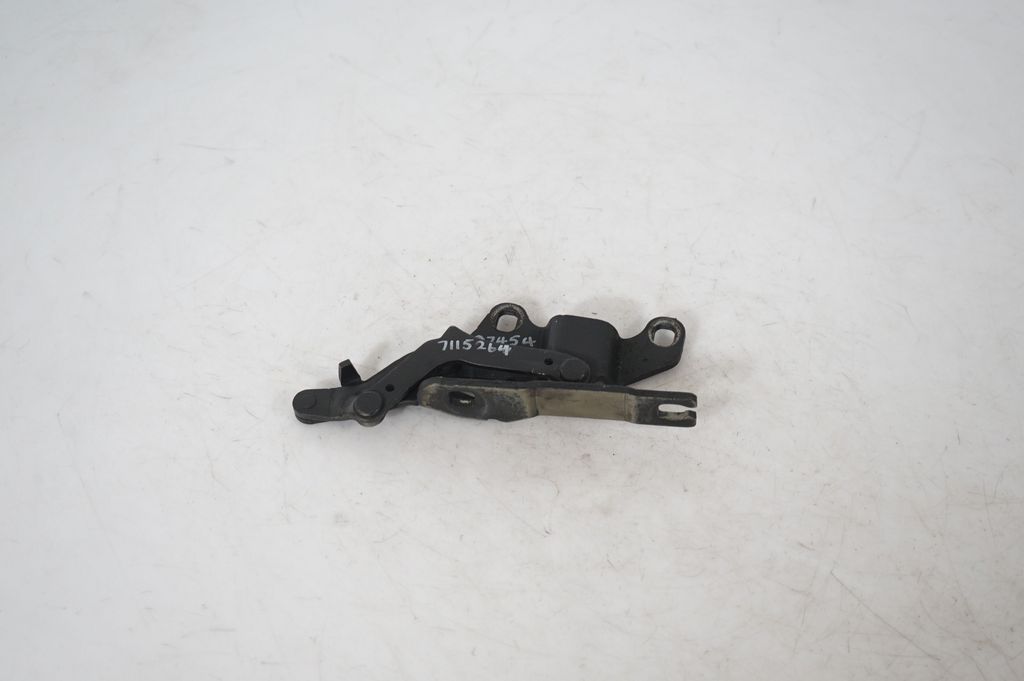 Engine bonnet/hood hinges