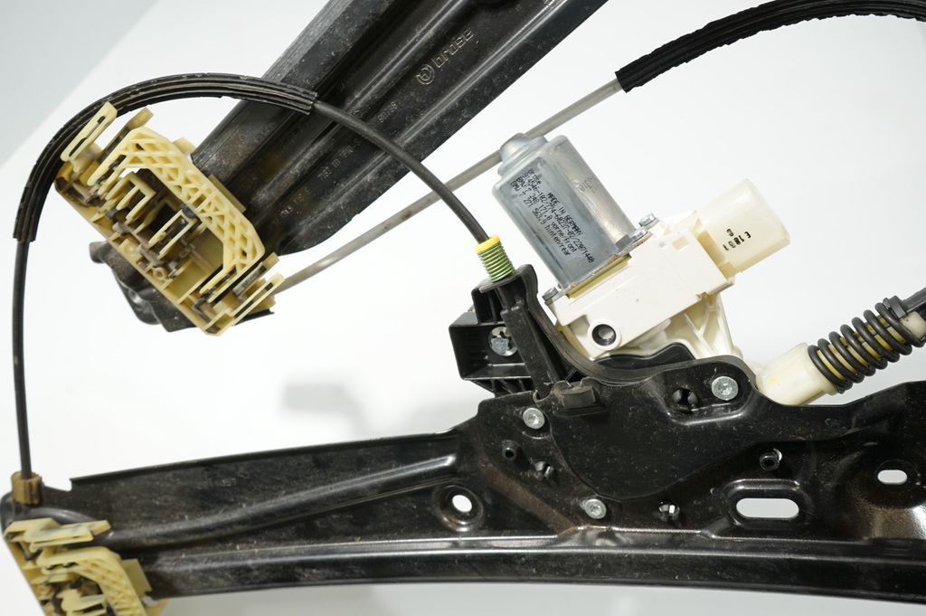 Front door window regulator with motor (7)