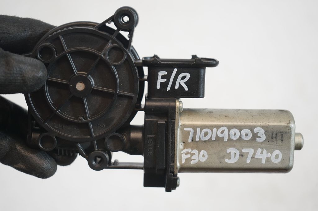 Front door window regulator with motor (10)