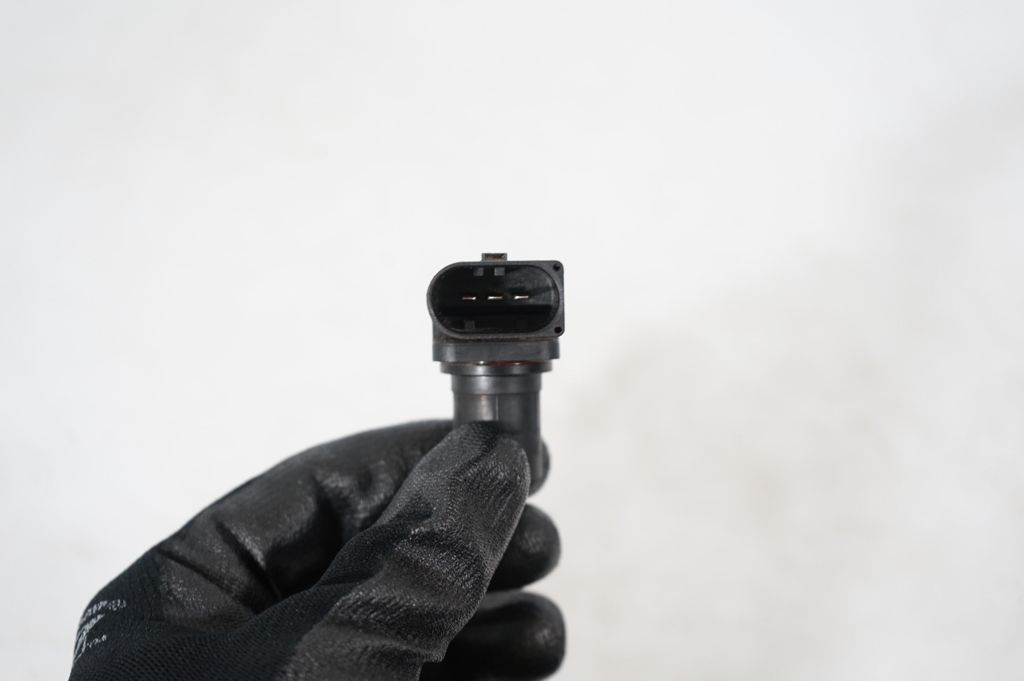 Camshaft position sensor (8)