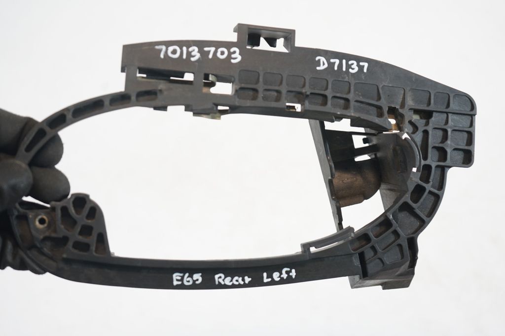 Rear door exterior handle/bracket (7)