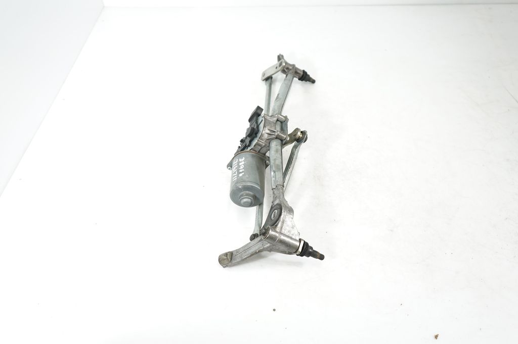 Front wiper linkage and motor (2)