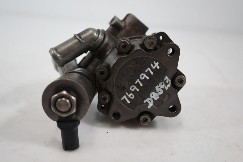 Power steering pump (10)