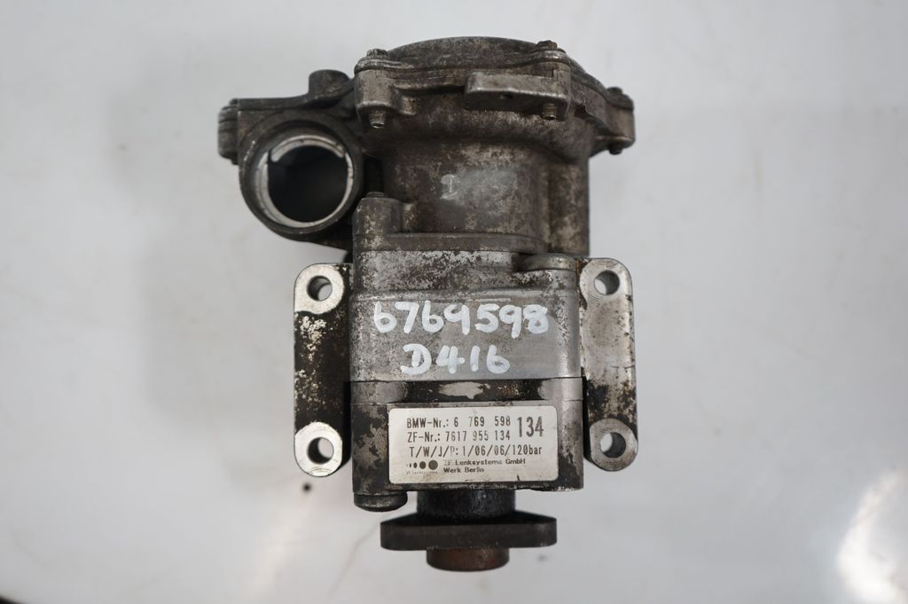 Power steering pump (10)