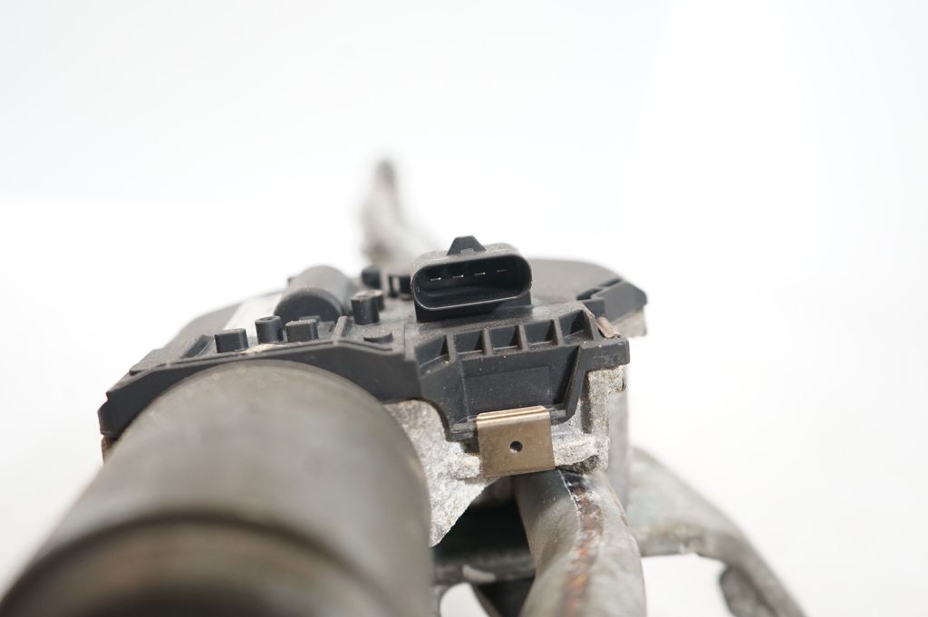 Front wiper linkage and motor (10)