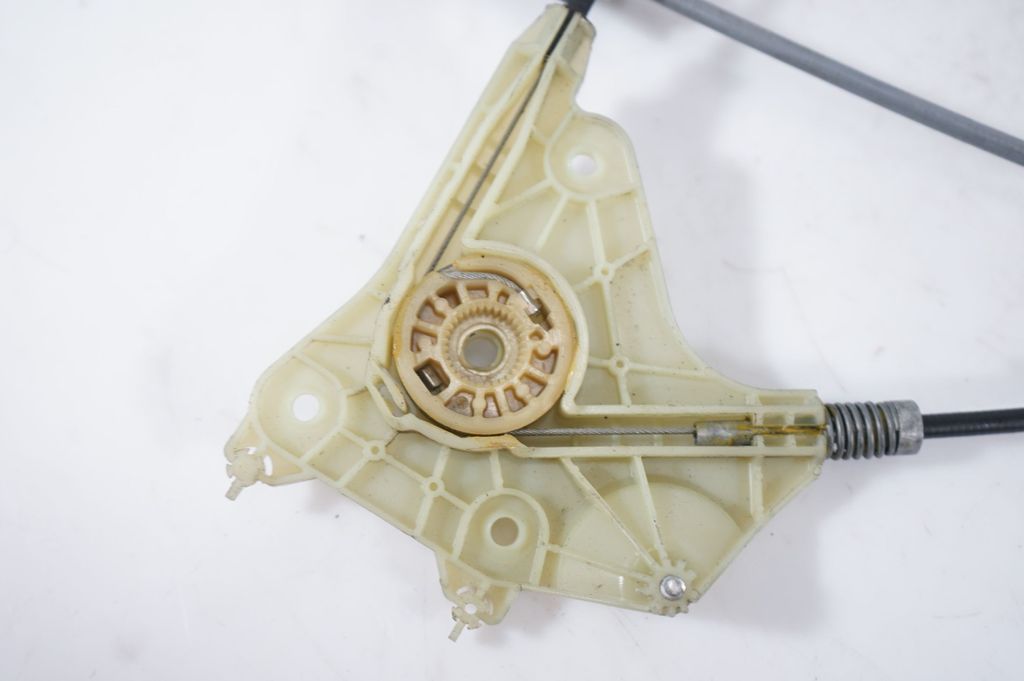 Front door window regulator with motor (8)