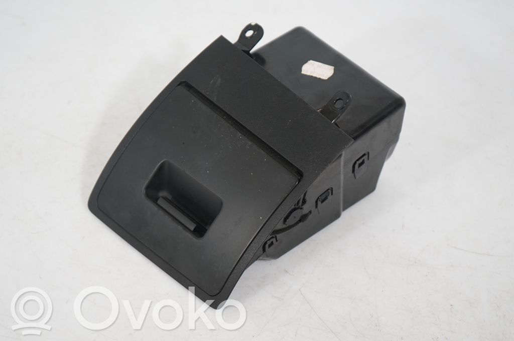 Glove box (7)