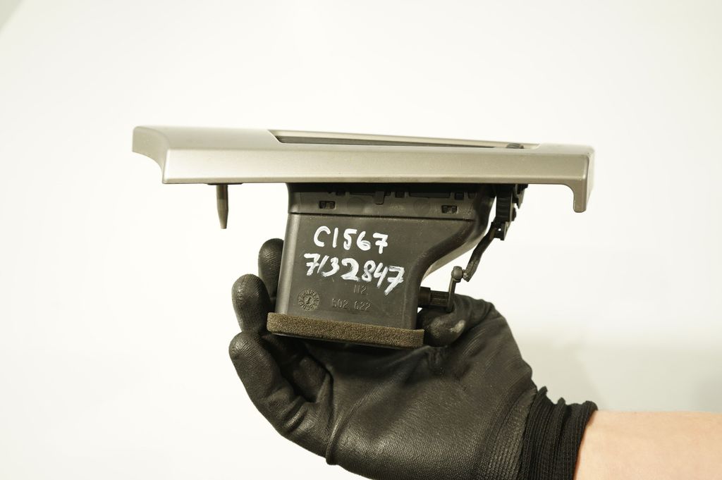 Dashboard glove box trim (7)
