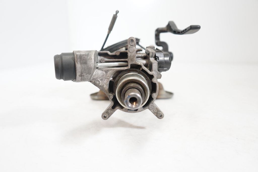 Steering wheel axle (8)