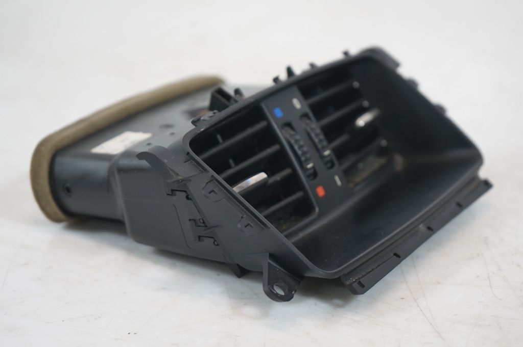 Rear air vent grill (7)