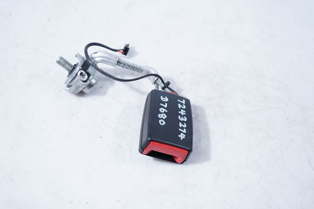 Rear seatbelt buckle (2)
