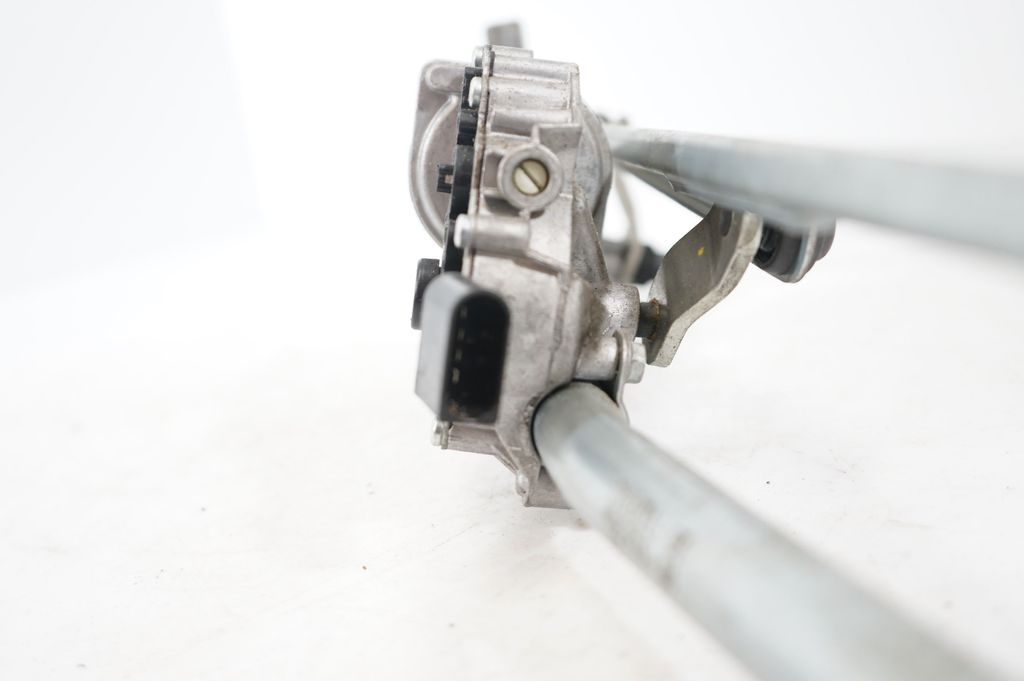 Front wiper linkage and motor (8)