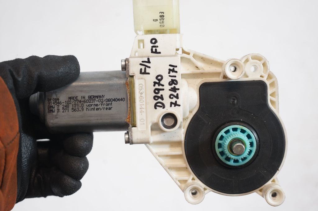 Front door window regulator with motor (8)