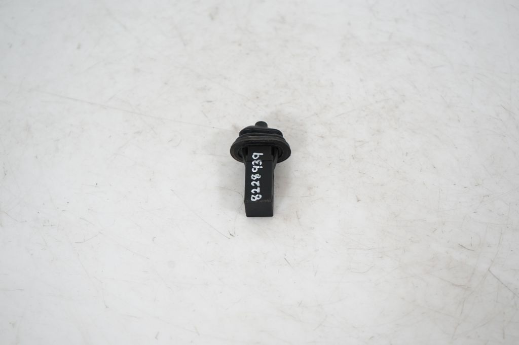 Fuel tank cap lock (4)