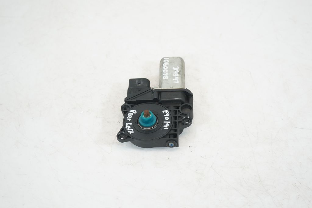 Rear door window regulator with motor (2)