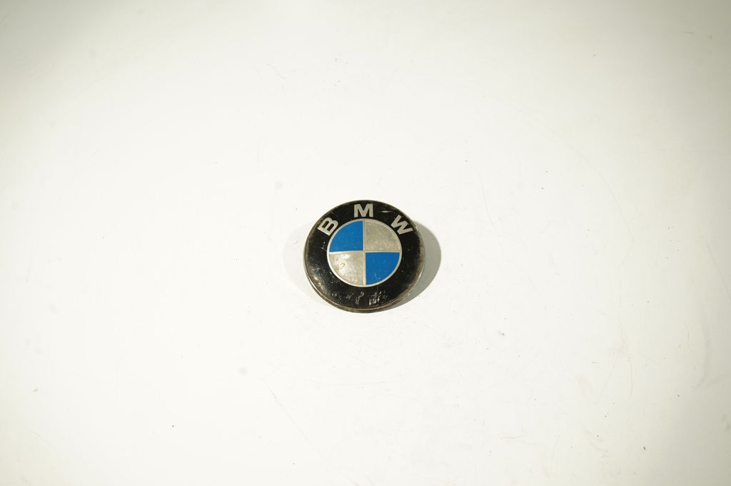 Manufacturer badge logo/emblem