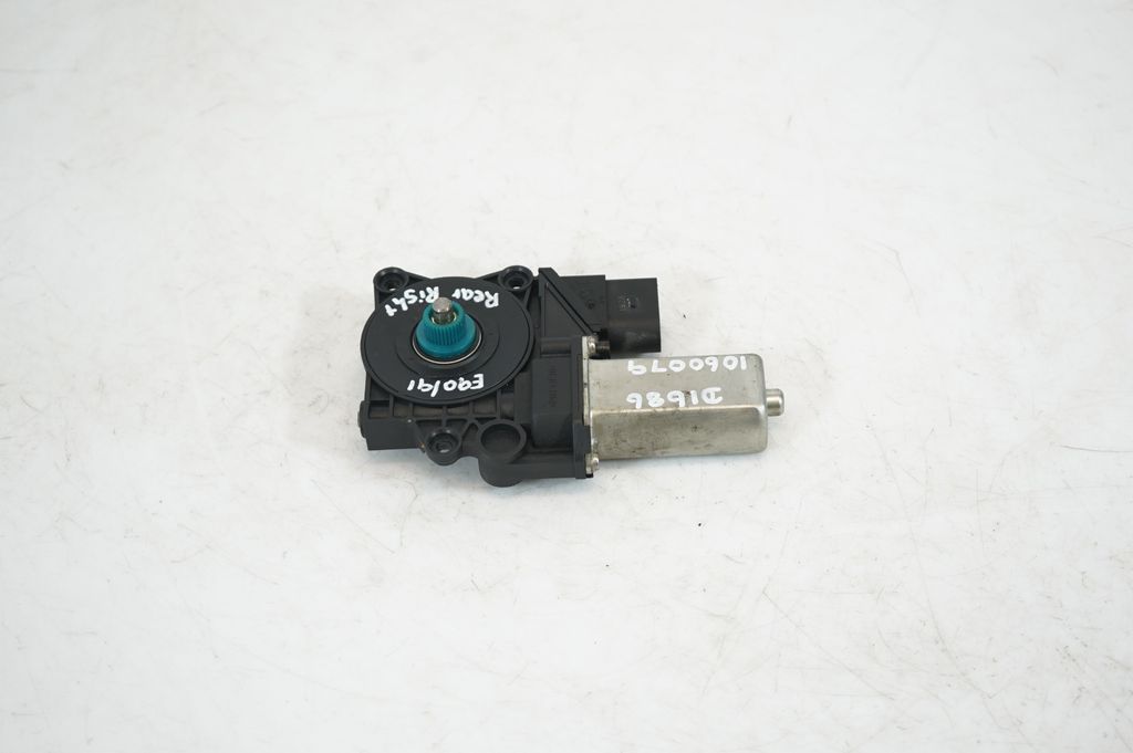 Rear door window regulator with motor (3)