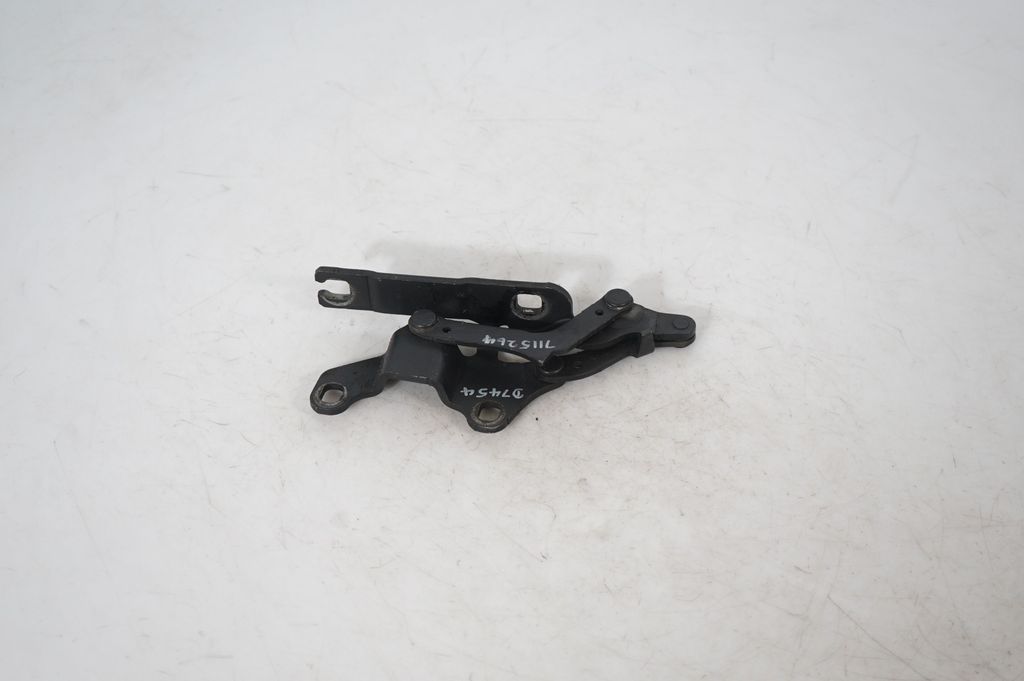 Engine bonnet/hood hinges (3)