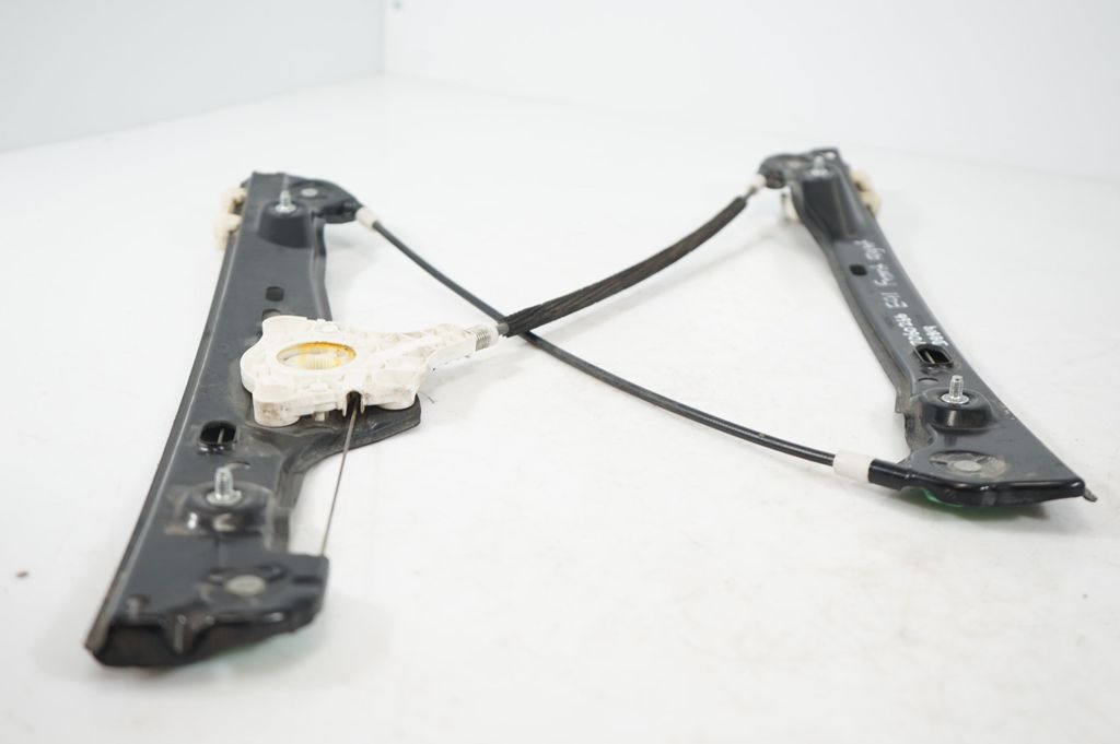 Front door window regulator with motor (7)