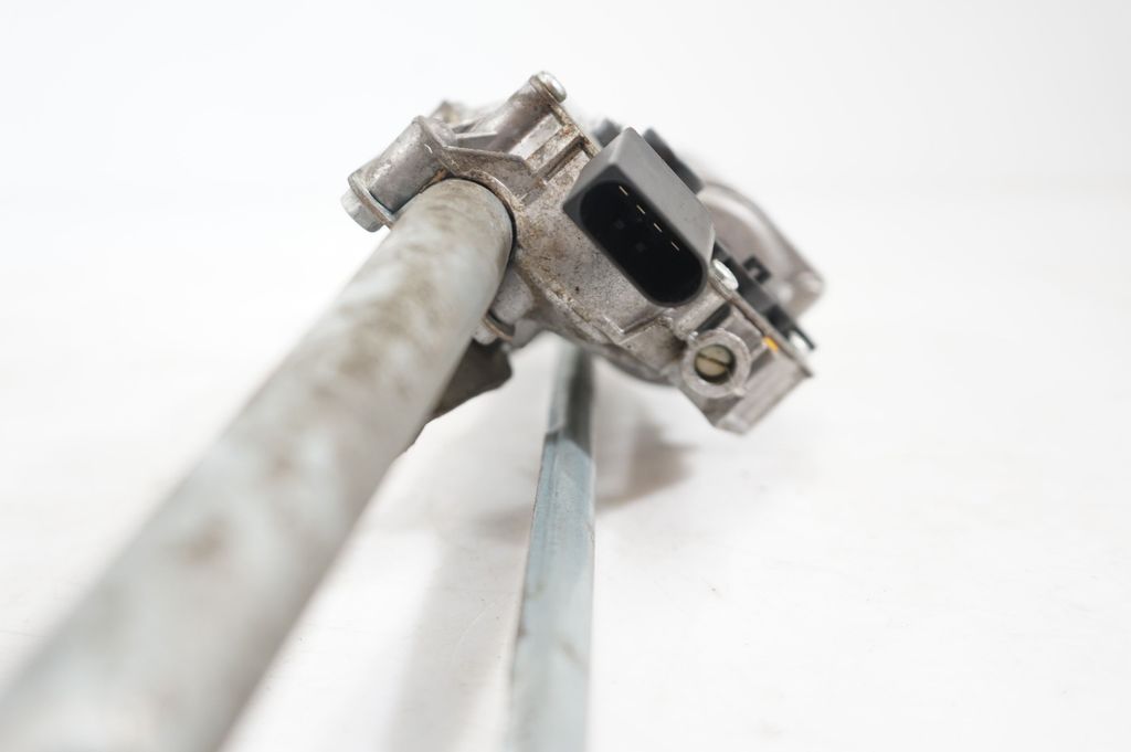 Front wiper linkage and motor (8)