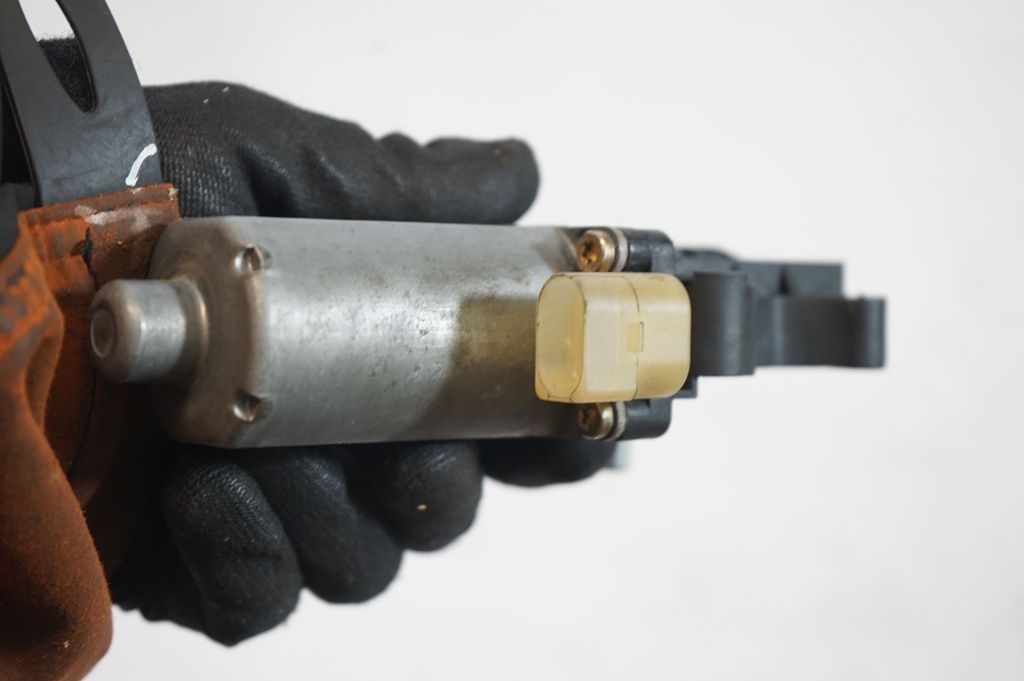 Front door window regulator motor (6)