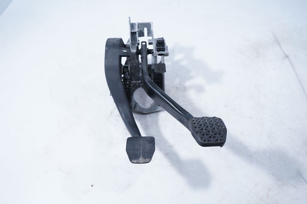Pedal assembly (4)