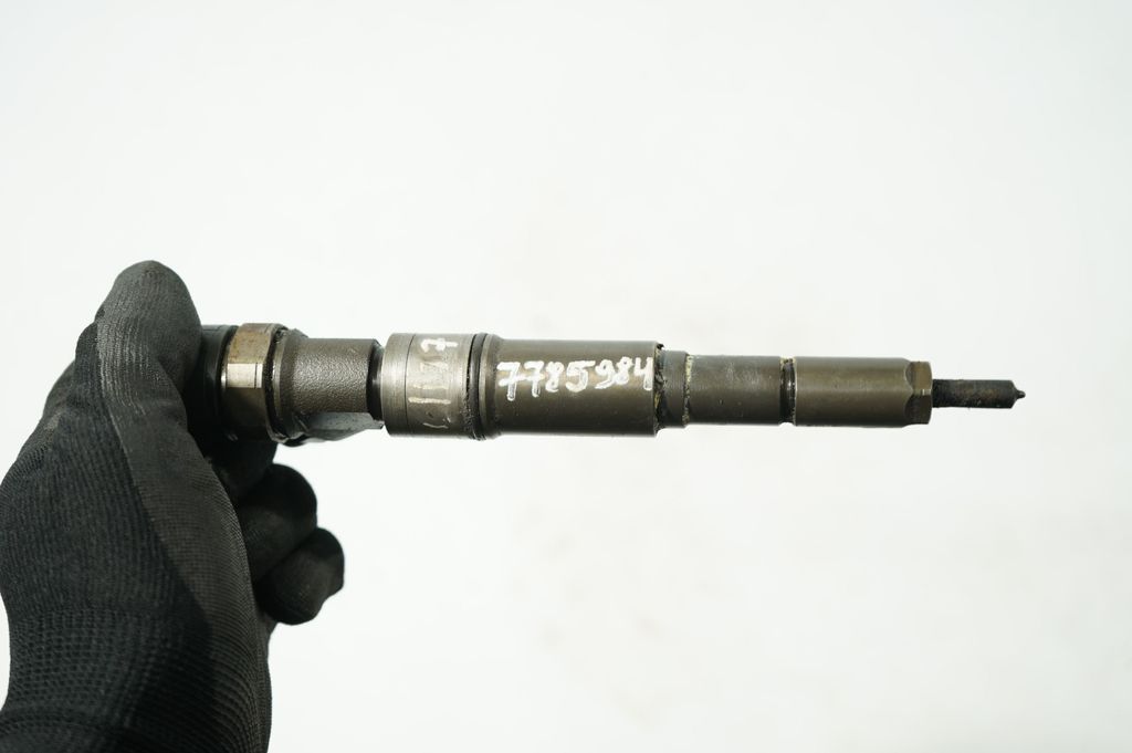 Fuel injector (7)