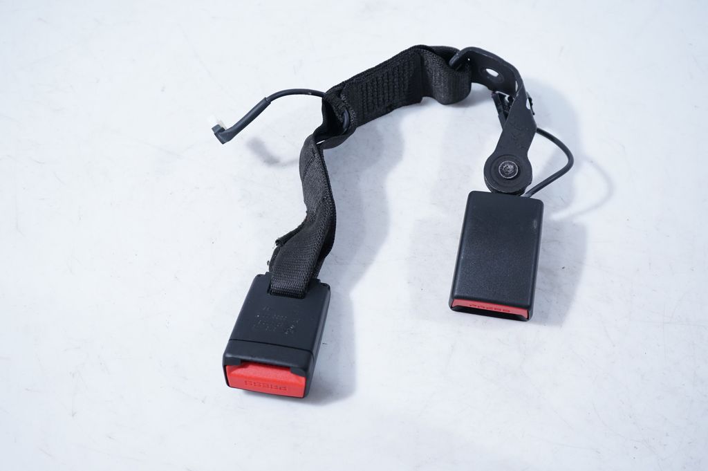 Middle seatbelt buckle (rear) (4)