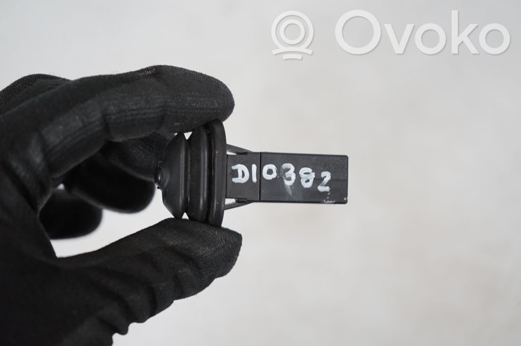 Fuel tank cap lock (7)