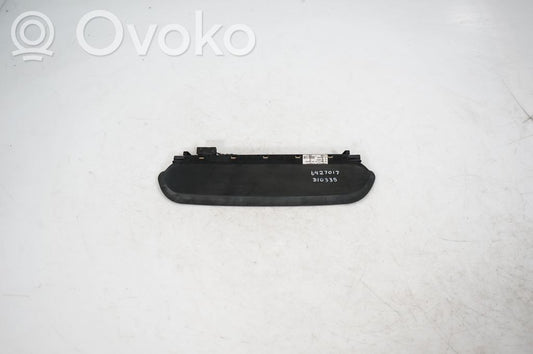 Third/center stoplight