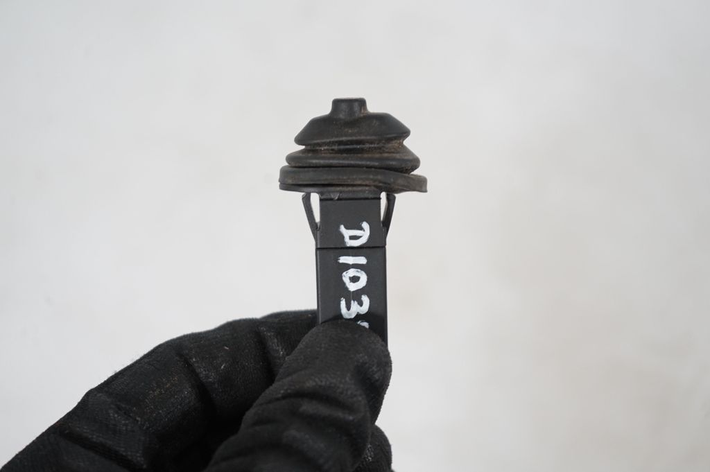 Fuel tank cap lock (6)