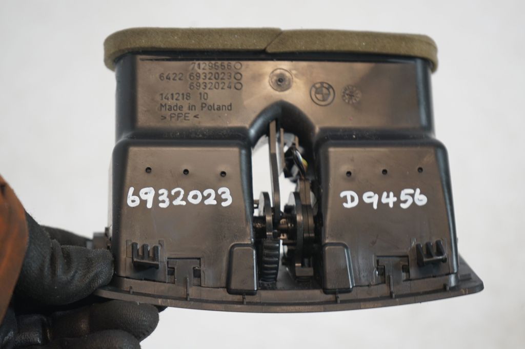 Rear air vent grill (8)