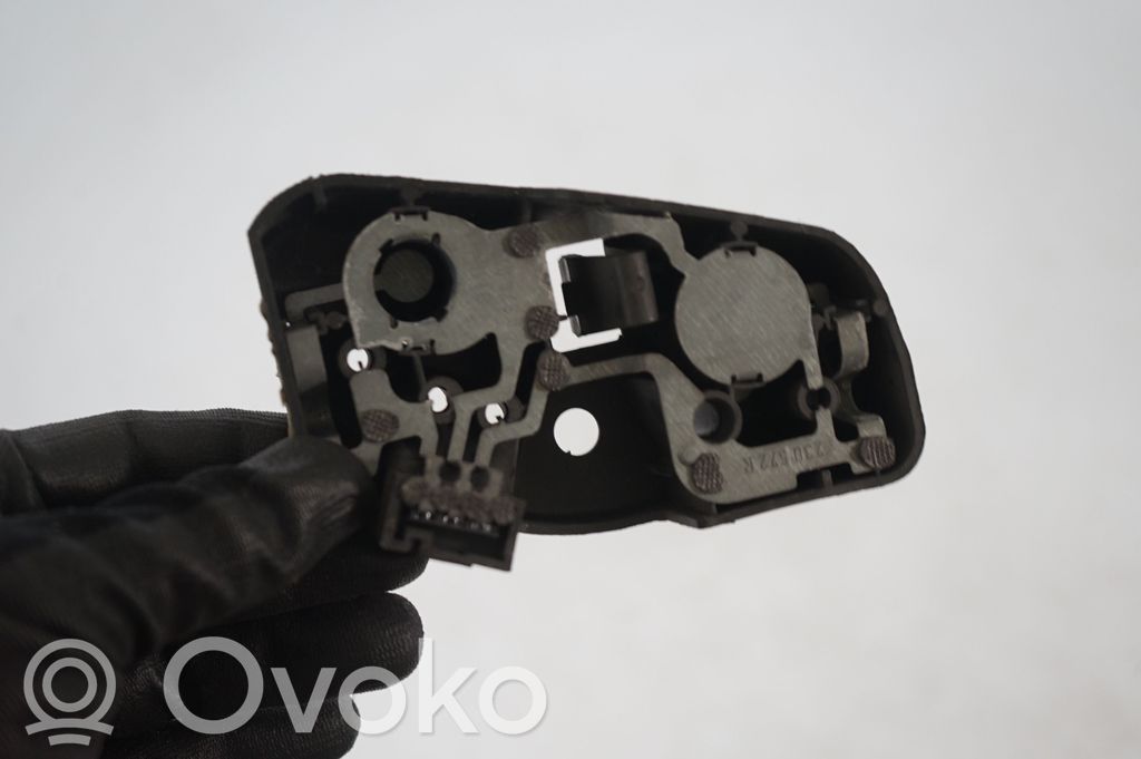 Tail light bulb cover holder (6)