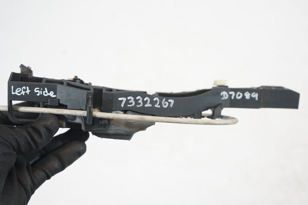 Rear door exterior handle/bracket (7)