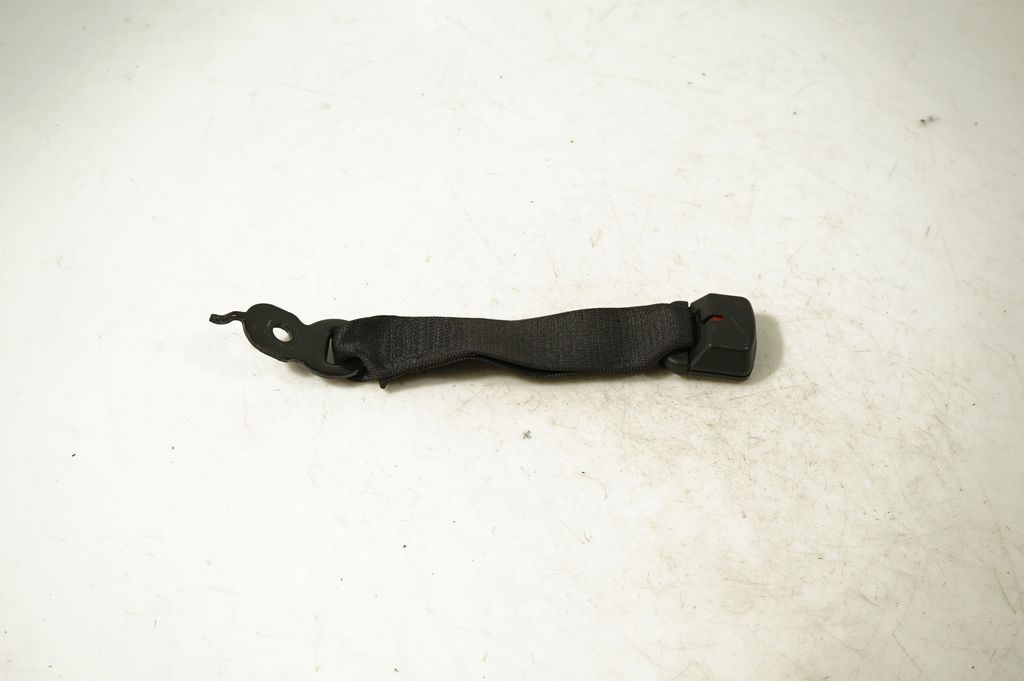 Middle seatbelt buckle (rear) (4)