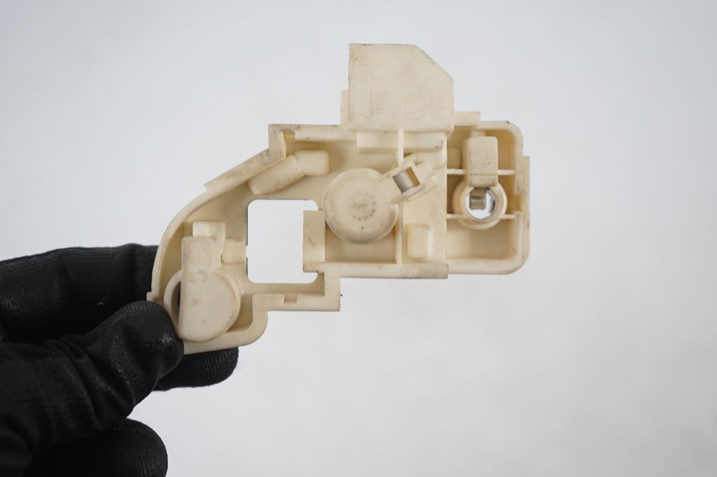 Tail light bulb cover holder (8)