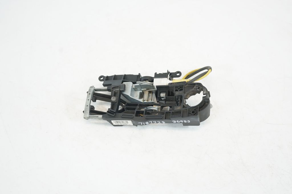 Rear door exterior handle/bracket (5)