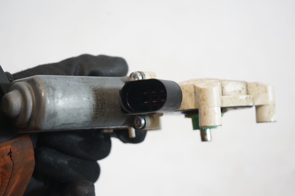 Rear door window regulator with motor (6)