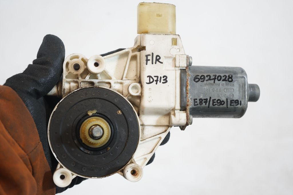 Front door window regulator with motor (8)