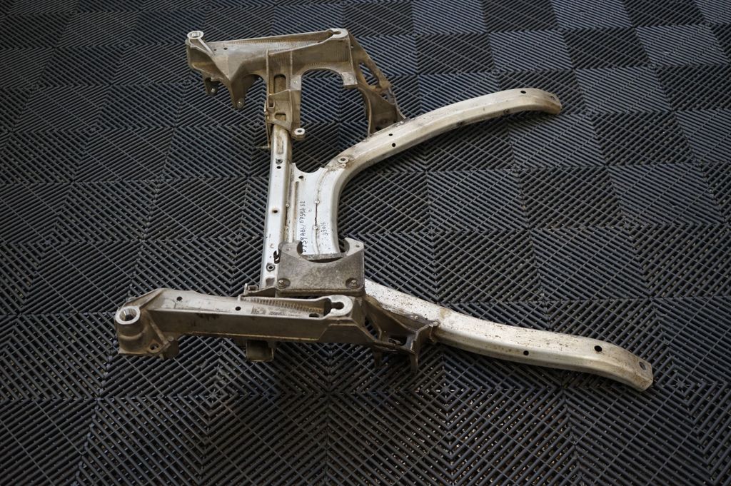 Front subframe (4)