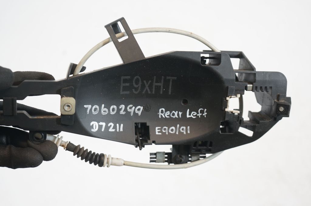 Rear door exterior handle/bracket (7)