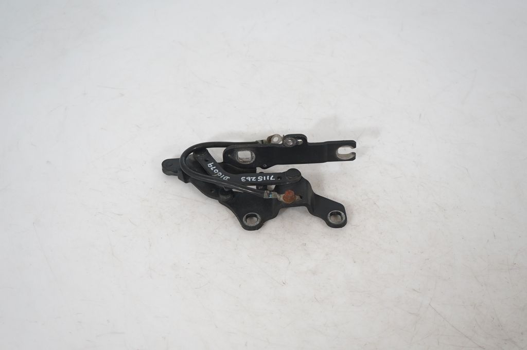 Engine bonnet/hood hinges (3)