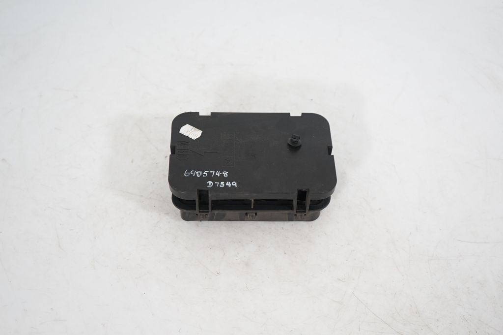 Quarter panel pressure vent