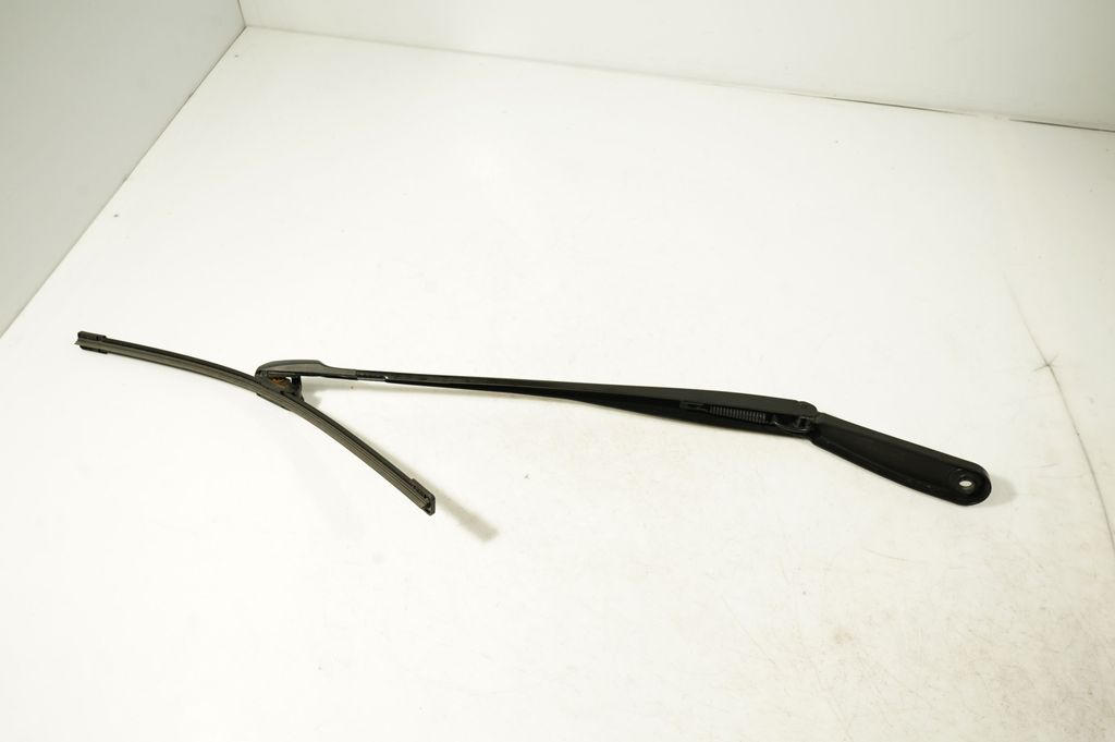 Windshield/front glass wiper blade