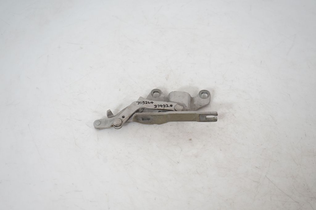 Engine bonnet/hood hinges