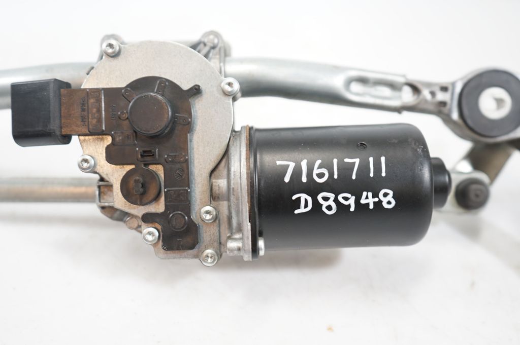 Front wiper linkage and motor (9)