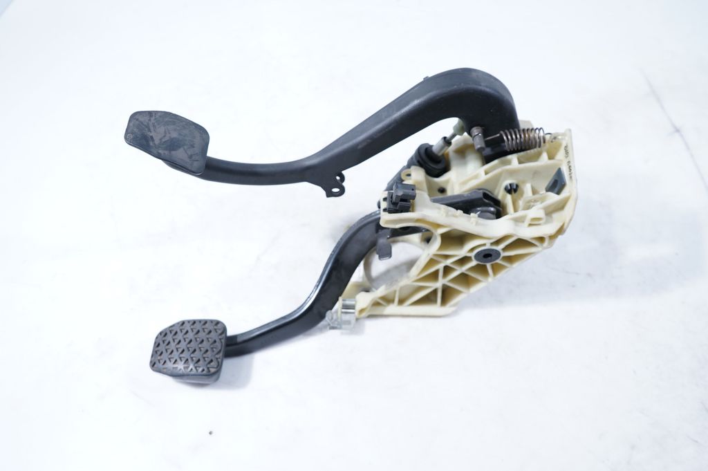 Brake pedal (5)
